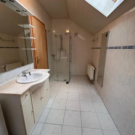 Big 3-bedroom Flat With New Kitchen *
